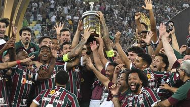 Los jugadores de Fluminense de Brasil alzan la Copa Libertadores tras derrotar a Boca Juniors de Argentina, el sábado 4 de noviembre de 2023, en la final disputada en el estadio Maracaná de Río de Janeiro. (AP Foto/Alexandre Brum)
