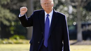El presidente Donald Trump alza un puño mientras camina para abordar el Marine One en el Jardín Sur de la Casa Blanca, el viernes 14 de febrero de 2025, en Washington. (AP Foto/Alex Brandon)