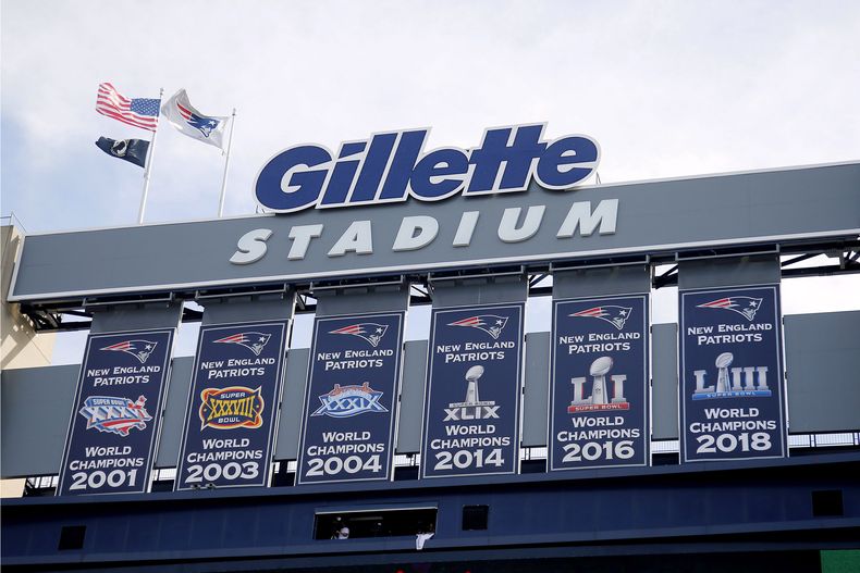 ARCHIVO - Pendones de campeonato cuelgan en el Gillette Stadium previo a un juego de la NFL en Foxborough, Massachusets, el 22 de septiembre de 2019. Dos hombres de Rhode Island, John Vieira, de 59 años, y Justin Mitchell, de 39, han sido acusados de agresión y alteración del orden público por parte de la policía de Foxborough con relación de la reciente muerte de Dale Mooney, de 53 años, de Newmarket, Nueva Hampshire. aficionado de los Patriots, en un partido en Nueva Inglaterra, el jueves 21 de diciembre de 2023. (Winslow Townson/AP Images for Panini via AP, Archivo)
