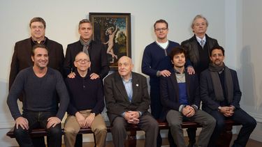 americateve | Elenco del filme The Monuments Men posan para la foto frente al cuadro "Cupido llorando ante Venus" de Lucas Cranach el Viejo, que se cree perteneci&oacute; a la colecci&oacute;n privada de Adolfo Hitler, en la Galer&iacute;a Nacional, Londres,