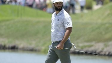 El español Jon Rahm camina hacia el green del hoyo 11 en el México Open, el sábado 29 de abril de 2023 (AP Foto/Moisés Castillo)