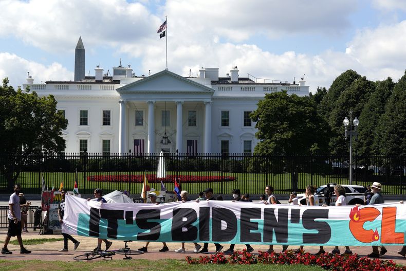 ARCHIVO - Activistas climáticos se concentran frente a la Casa Blanca en Lafayette Square, el 4 de julio de 2023, en Washington, para exigir al presidente Joe Biden que declare una emergencia climática y que aparte al país de los combustibles fósiles lo antes posible. Tras el bloqueo del Congreso, Biden hará uso de la autoridad ejecutiva para crear un Cuerpo Climático Estadounidense al estilo del New Deal que servirá como un importante programa de formación para empleos verdes. (AP Foto/Yuri Gripas, Archivo)