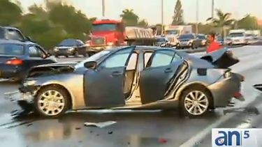 americateve | Se da a la fuga el protagonista de un accidente en el oeste de Hialeah esta mañana. No solo provocó una gran congestión vehicular sino también peleas entre los que se encontraban en el lugar.