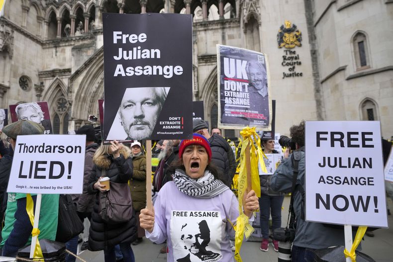 Manifestantes sostienen carteles ante la Corte Real de Justicia en Londres, el martes 20 de febrero de 2024. El fundador de WikiLeaks, Julian Assange, hacía su última apelación contra su extradición en Estados Unidos. (AP Foto/Kirsty Wigglesworth)