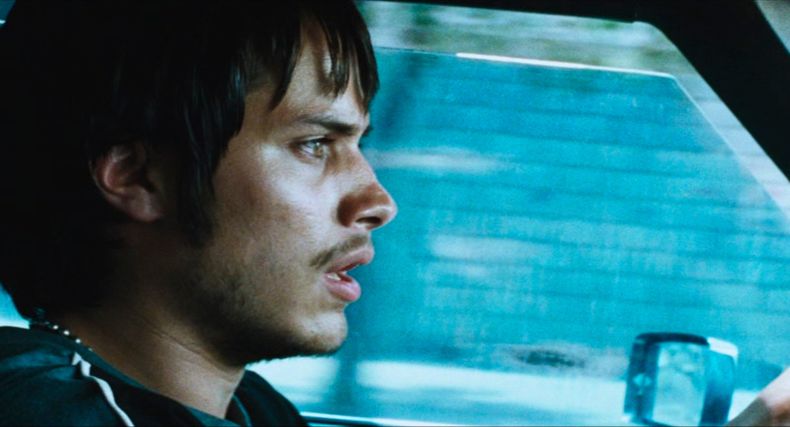 Esta imagen difundida por MUBI, muestra a Gael García Bernal en una escena de la película Amores Perros. (Mubi via AP)