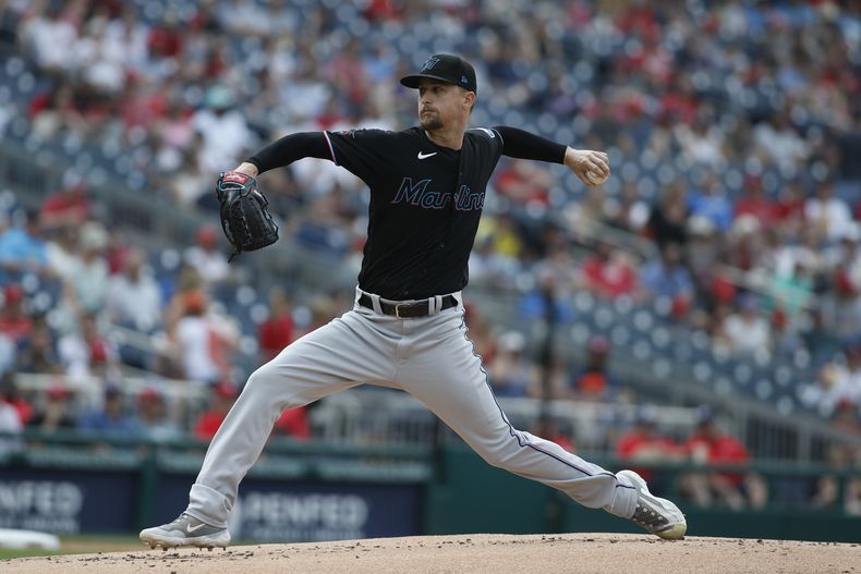Braxton Garrett de los Marlins de Miami lanza ante los Nacionales de Washington, el sábado 17 de junio de 2023, en Washington. (AP Foto/Luis M. Álvarez)