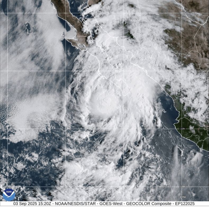En esta imagen satelital distribuida por la Oficina Nacional de Administración Oceánica y Atmosférica (NOAA, por sus siglas en inglés) se muestra el huracán Lorena, el 3 de septiembre de 2025. (NOAA vía AP)