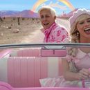 Ryan Gosling, izquierda, y Margot Robbie en una escena de Barbie en una imagen proporcionada por Warner Bros. Pictures. (Warner Bros. Pictures vía AP)