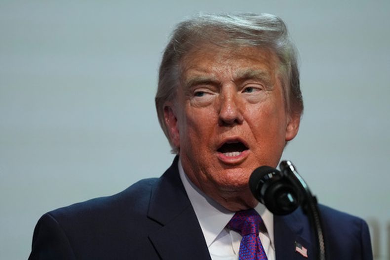 El presidente Donald Trump pronuncia un discurso en el Edificio Ejecutivo Eisenhower de la Casa Blanca, el lunes 18 de mayo de 2026, en Washington. (AP Foto/Julia Demaree Nikhinson)