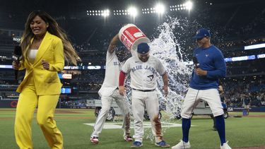 El dominicano Vladimir Guerrero Jr. vacía la hielera encima del mexicano Alejandro Kirk, para festejar la victoria de los Azulejos de Toronto sobre los Astros de Houston, el jueves 8 de junio de 2023 (Chris Young/The Canadian Press via AP)
