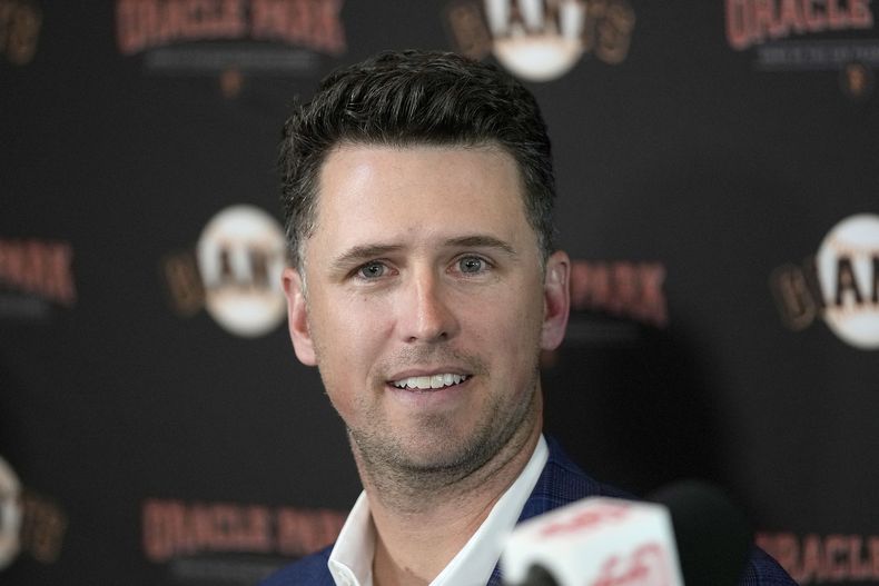 ARCHIVO - Foto del 4 de noviembre del 2021, el cátcher de los Gigantes de San Francisco Buster Posey en conferencia de prensa. El lunes 30 de septiembre del 2024, Posey se convertirá en nuevo presidente de operaciones del equipo. (AP Foto/Tony Avelar, file)