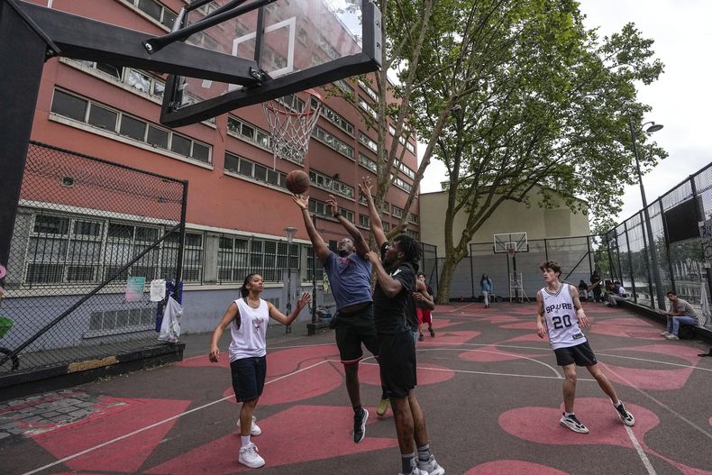 Se juega baloncesto en París el jueves 20 de junio de 2024. Nuevos nombres pronto adornarán camisetas de la NBA de los jóvenes franceses que compiten en las canchas de baloncesto de París. Los franceses Zaccharie Risacher, Alexandre Sarr y Tidjane Salaün se encuentran entre las primeras selecciones del draft de la NBA, se espera una segunda selección francesa en número 1 después de Victor Wembanyama el año pasado. (AP Foto/Michel Euler)