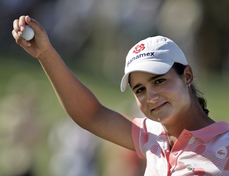 ARCHIVO - La mexicana Lorena Ochoa festeja tras lograr el último putt para ganar el LPGA Samsung Challenge en Palm Desert, California, el 15 de octubre de 2006 (AP Foto/Reed Saxon, archivo)