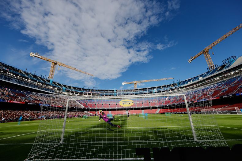 Los jugadores de Barcelona se ejercitan durante la primera sesión de entrenamiento del equipo en la sede tras su renovación en el estadio Camp Nou en Barcelona, España, el viernes 7 de noviembre de 2025. (AP Photo/Joan Monfort)