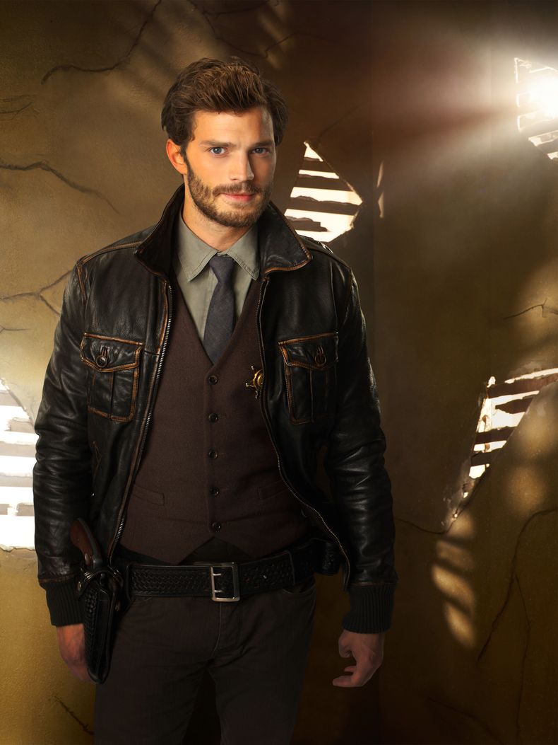 En esta imagen difundida por la cadena ABC, Jamie Dornan aparece como actor invitado en la serie "Once Upon a Time", en el papel del Sheriff Graham. Dornan ha sido seleccionado para el papel de Christian Grey en la adaptaci&oacute;n cinematogr&a