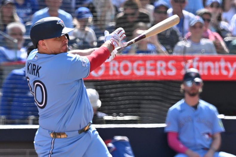 El mexicano Alejandro Kirk, de los Azulejos de Toronto, batea un sencillo productor ante los Yankees de Nueva York, el sábado 15 de agosto de 2026 (Jon Blacker/The Canadian Press via AP)