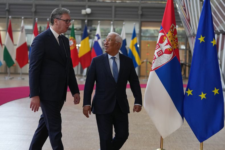 El presidente del Consejo Europeo, Antonio Costa, a la derecha, camina con el presidente de Serbia, Aleksander Vucic, antes de una reunión en el edificio del Consejo Europeo en Bruselas, Bélgica, el martes 4 de noviembre de 2025. (AP Foto/Virginia Mayo)