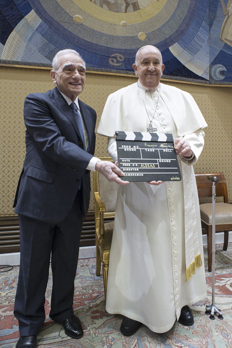Esta imagen, publicada por Vatican Media, muestra a Martin Scorsese (izquierda) y al papa Francisco. Aldeas–A New Story es un nuevo largometraje documental y un proyecto cultural global desarrollado por Scholas Occurrentes, el movimiento educativo global fundado por el papa Francisco, en colaboración con el director ganador del Óscar, Martin Scorsese. (Vatican Media via AP)