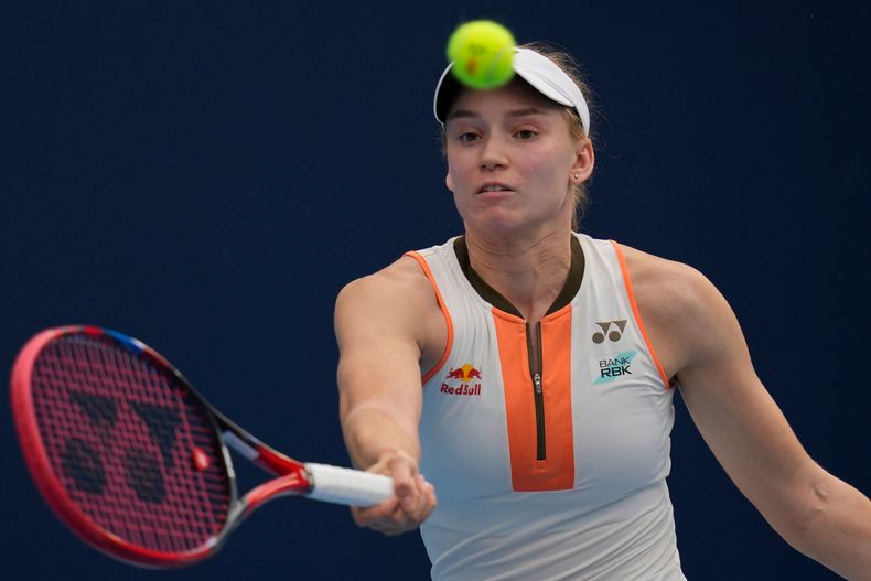 La kazaja Elena Rybakina regresa una bola ante la estadounidese Caty Mcnally en el Abierto de China el viernes 26 de septiembre del 2025. (AP Foto/Ng Han Guan)