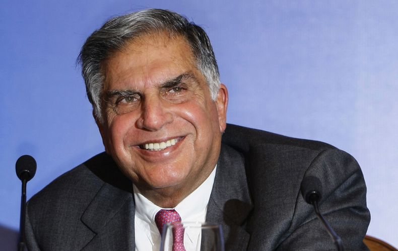ARCHIVO - El presidente de Tata Sons, Ratan Tata, habla en una conferencia de prensa previa al evento de lanzamiento del vehículo Tata Nano en Mumbai, India, el 23 de marzo de 2009. (AP Foto/Gautam Singh, Archivo)