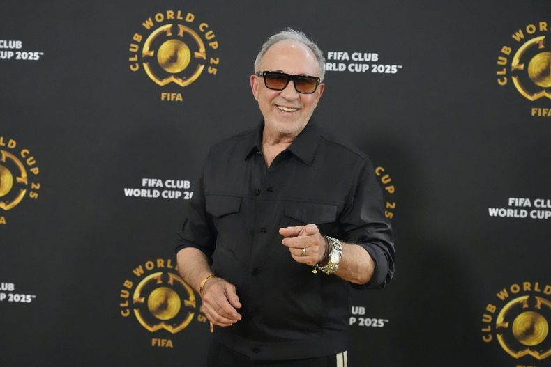El músico y productor Emilio Estefan sonríe al llegar al partido de fútbol del Grupo A del Mundial de Clubes entre Al Ahly e Inter Miami en Miami, Florida, el sábado 14 de junio de 2025. (Foto AP/John Raoux)