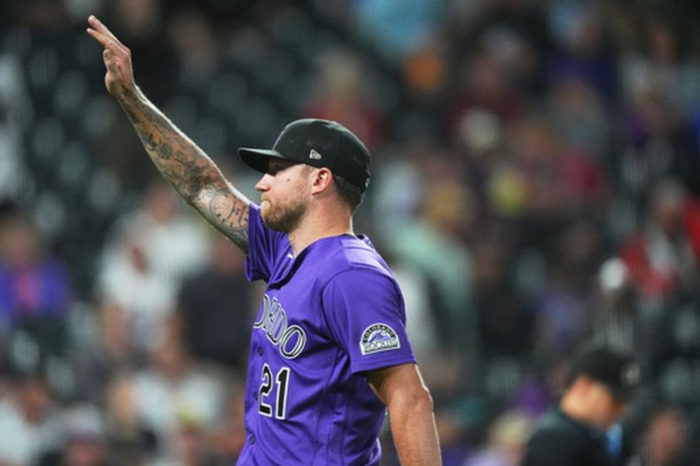 El abridor de los Rockies de Colorado Kyle Freeland saluda a la afición al dirigirse al dugout tras su salida en la cuarta entrada ante los Diamondbacks de Arizona el martes 22 de septiembre del 2026. (AP Foto/David Zalubowski)