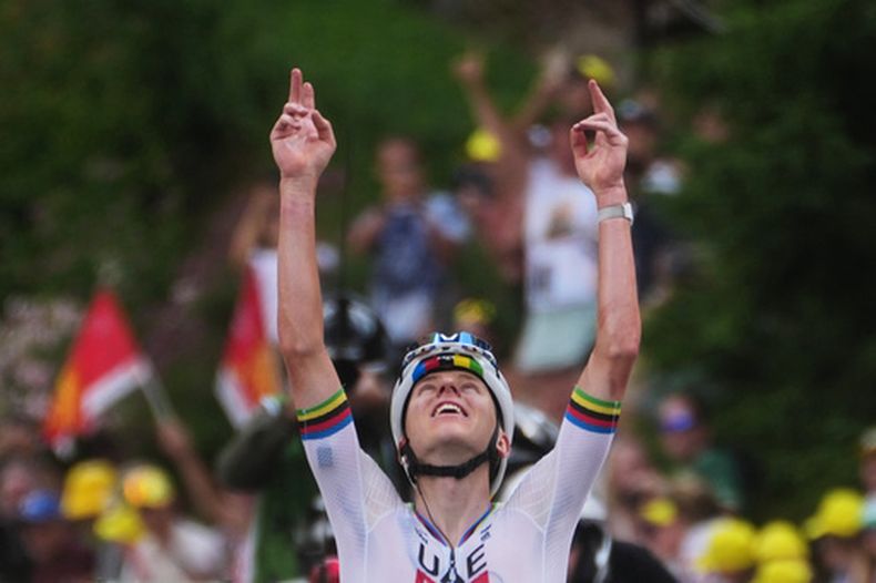 El esloveno Tadej Pogacar celebra al cruzar al meta tras ganar la sexta etapa del Tour de Francia en Gavarnie-Gedre el jueves 9 de julio del 2026. (AP Foto/Thibault Camus)