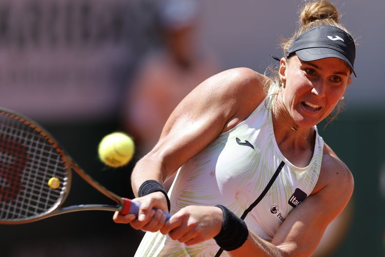 Beatriz Haddad Maia devuelve ante Sara Sorribes Tormo en los octavos de final del Abierto de Francia, el lunes 5 de junio de 2023. (AP Foto/Jean-Francois Badias)