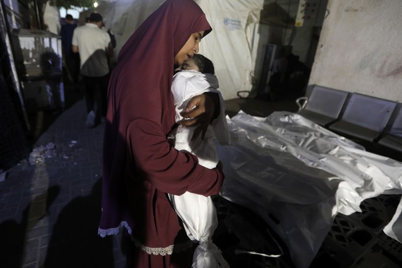 Una mujer palestina llora a un bebé de su familia, Hani Qeshta, de siete meses, que murió en un bombardeo israelí contra un edificio residencial con la familia de Qeshta, en la morgue del hospital Al Najjar en Rafah, en el sur de la Franja de Gaza, el domingo 5 de mayo de 2024. (AP Foto/Ismael Abu Dayyah)
