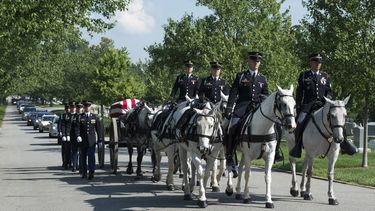 ARCHIVO - Una unidad ecuestre lleva el ataúd de la capitana del Ejército, Stephanie Rader, durante unos honores militares en Arlington, Virginia, el 1 de junio de 2016. (AP Foto/Molly Riley, Archivo)