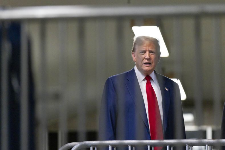 El expresidente Donald Trump afuera del tribunal en Manhattan el 30 de abril de 2024. (Justin Lane/Pool Photo via AP)
