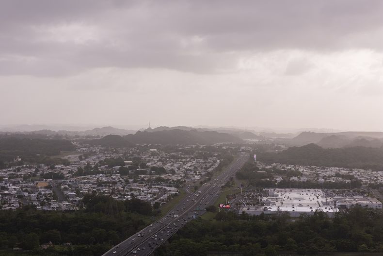 Vehículos circulan por una autopista mientras una nube de polvo del desierto del Sahara cubre buena parte del Caribe, el lunes 2 de junio de 2025, en Cataño, Puerto Rico. (AP Foto/Alejandro Granadillo)