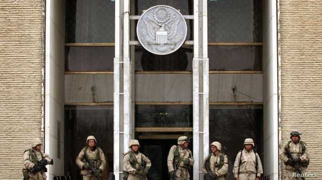 Los marines estadounidenses aseguran la entrada de su embajada en Kabul durante una ceremonia de izamiento de la bandera el 17 de diciembre de 2001. Archivo / Reuters