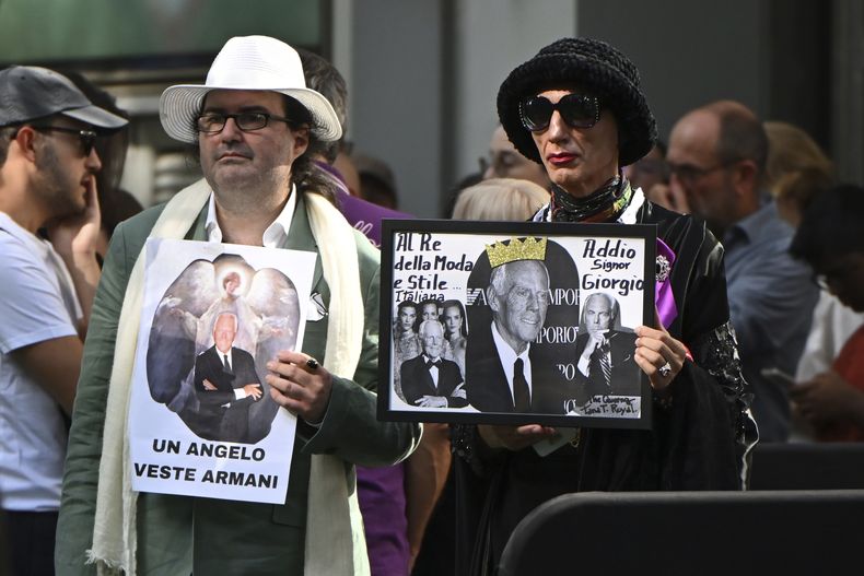 Fans con carteles afuera del Armani/Teatro en Milán, en el norte de Italia, para presentar sus respetos al diseñador Giorgio Armani, quien murió el jueves a los 91 años, el domingo 7 de septiembre de 2025. (Foto AP/Nicola Marfisi)