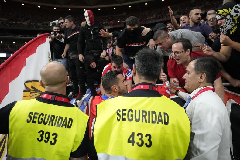 Koke del Atlético de Madrid pide calma a los aficionados durante el partido contra el Real Madrid en la Liga española, el domingo 29 de septiembre de 2024, en Madrid. (AP Foto/Bernat Armangue)