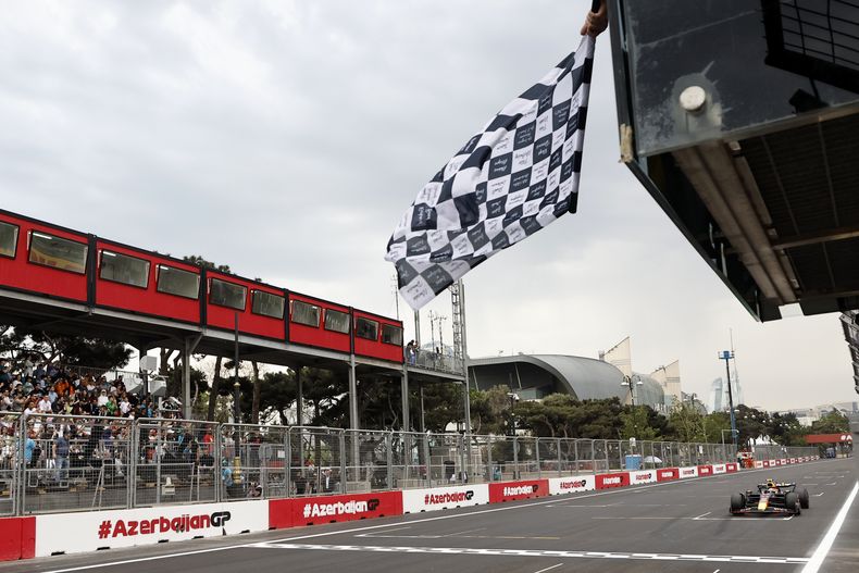 Sergio Pérez de Red Bull cruza la meta para ganar el Gran Premio de Azerbaiyáne, el domingo 30 de abril de 2023, en Bakú. (Maxim Shemetov/Pool vía AP)
