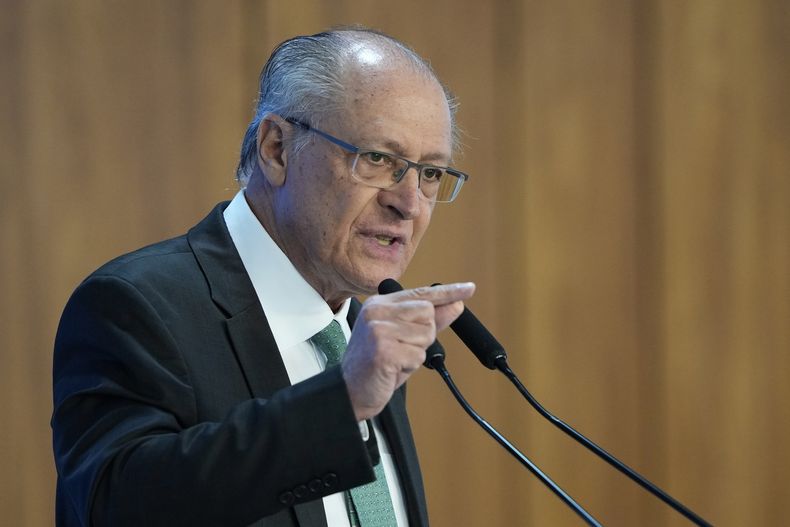 Geraldo Alckmin, vicepresidente y ministro de Desarrollo, Industria, Comercio y Servicios de Brasil, habla durante el lanzamiento del programa Auto Sostenible en el palacio presidencial de Planalto, el jueves 10 de julio de 2025, en Brasilia, Brasil. (AP Foto/Eraldo Peres)
