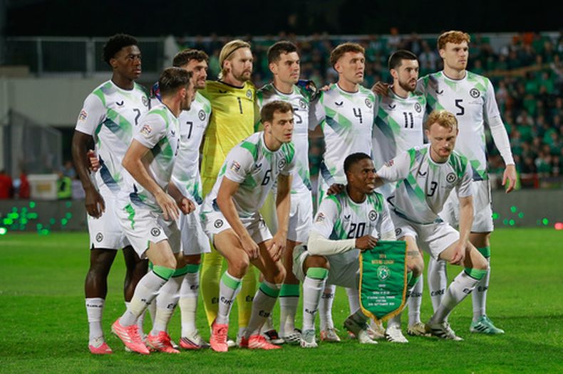 Los jugadores de la selección de Irlanda posan para la fotografía de equipo antes del partido de fútbol de la Liga de Naciones de la UEFA entre Kosovo e Irlanda en Pristina, Kosovo, el 24 de septiembre de 2026. (Foto AP/Visar Kryeziu)