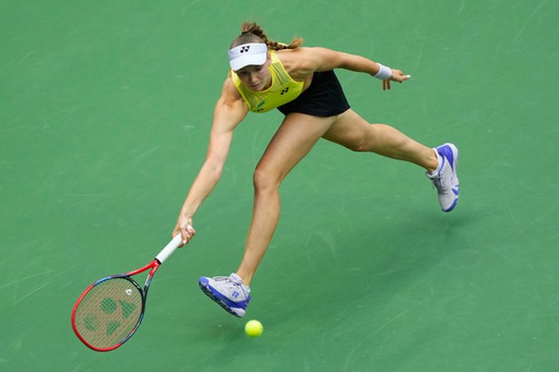 Elena Rybakina devuelve ante Aryna Sabalenka durante la final del US Open, el sábado 12 de septiembre de 2026, en Nueva York. (AP Foto/Yuki Iwamura)