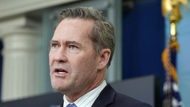 Mike Waltz, asesor de seguridad nacional de la Casa Blanca, habla con la prensa en la Casa Blanca, el jueves 20 de febrero de 2025, en Washington. (AP Foto/Alex Brandon)
