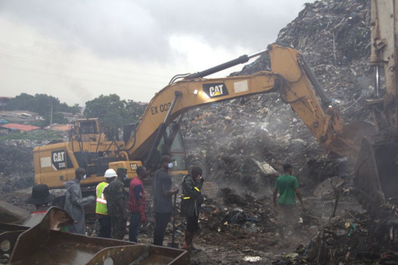 Equipos de rescate buscan a personas entre un montón de basura tras un deslave en el mayor vertedero de Conakri, Guinea, el domingo 23 de agosto de 2026. (Foto AP/Fodo Toure)