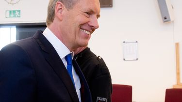 americateve | El ex presidente alem&aacute;n Christian Wulff llega al juzgado regional en el que est&aacute; acusado de corrupci&oacute;n en Hannover, Alemania, el jueves 27 de febrero de 2014. El tribunal absolvi&oacute; a Wulff de los cargos de corrupcion que lo hab&