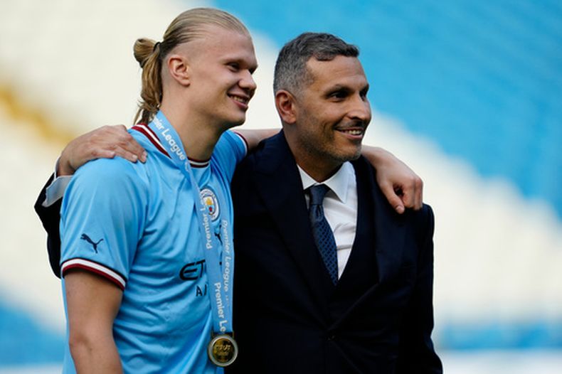 ARCHIVO - El presidente del Manchester City, Khaldoon Al Mubarak (derecha), posa con Erling Haaland, del Manchester City, tras el partido de la Liga Premier entre el Manchester City y el Chelsea en el Etihad Stadium, el 21 de mayo de 2023, en Manchester, Inglaterra. (Foto AP/Jon Super, Archivo)