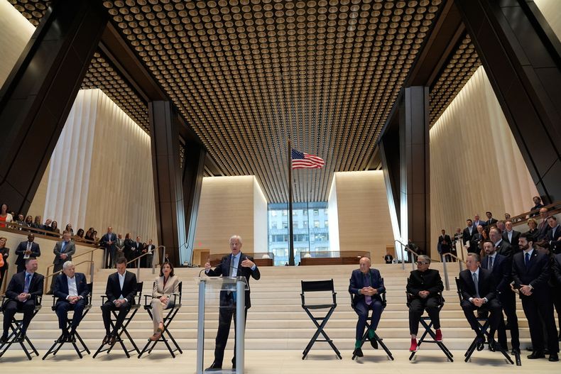 El CEO de JPMorgan Chase, Jamie Dimon, al centro, habla durante la inauguración del nuevo edificio de la empresa en Nueva York, el martes 21 de octubre de 2025. (AP Foto/Seth Wenig)