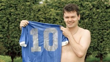 ¡tiene la camiseta original que uso maradona contra inglaterra!