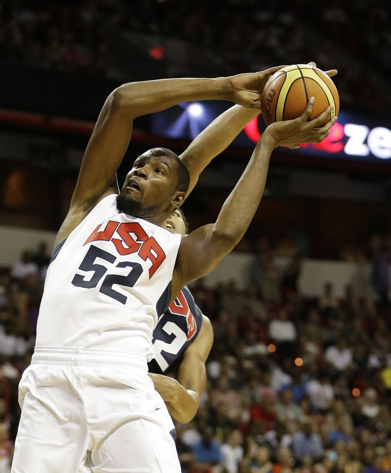 El jugador Kevin Durant se eleva para clavar el bal&oacute;n en un partido de fogueo de la selecci&oacute;n de b&aacute;squetbol de Estados Unidos el viernes, 1 de agosto de 2014, en Las Vegas. (AP Photo/John Locher)