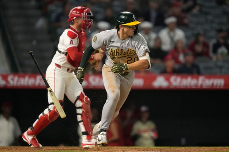 Zack Gelof, de los Atléticos, corre a la inicial en una jugada de selección que redituó una carrera ante los Angelinos de Los Ángeles, el jueves 21 de mayo de 2026 (AP Foto/Mark J. Terrill)