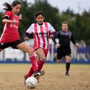 Candelaria Cabrera, de 12 años, quien juega para el equipo femenino de Huracán de Chabas, controla el balón durante un encuentro ante en el Alumni in Arequito, de la provincia de Santa Fe en Argentina, el lune 19 de junio del 2023. (AP Foto/Natacha Pisarenko)