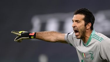 Gianluigi Buffon, de 44 años, extiende su contrato con Parma