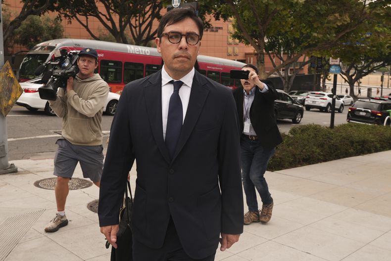 El Dr. Salvador Plasencia sale de la corte federal el miércoles 23 de julio de 2025 en Los Ángeles, después de declararse culpable de darle ketamina a Matthew Perry, lo que llevó a la muerte por sobredosis del actor en 2023. (Foto AP/Damian Dovarganes)